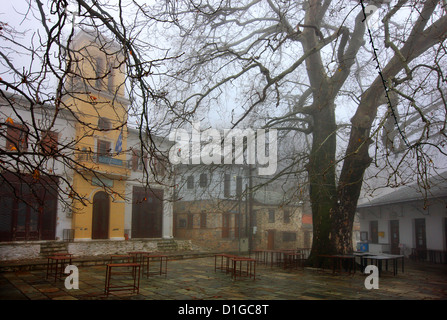 La place centrale du village pittoresque de Agios Lavrentios, Pelion Mountain, magnésie, Thessalie, Grèce Banque D'Images