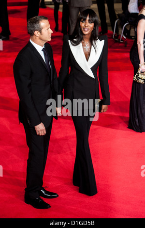 Naomi Campbell et Vladislav Doronin assister à la première mondiale de 'Skyfall' au Royal Albert Hall, London, UK, 23/10/12 Banque D'Images