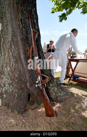 Guerre de 1812 American soldier's musket leaning on tree. Banque D'Images