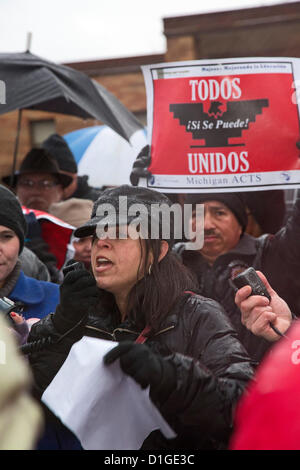 Detroit, Michigan - Cindy Estrada, vice-président de l'United Auto Workers, parle comme les enseignants et les parents à l'Académie César Chavez manifestation en soutien d'une campagne de syndicalisation à l'école. Les enseignants veulent être représentés par l'Alliance de Michigan les enseignants et personnel de la Charte, qui est affiliée à la Fédération américaine des enseignants. L'Académie, qui porte le nom du fondateur de l'United Farm Workers Union, est une charte de l'école dirigée par Leona à but lucratif groupe. Banque D'Images