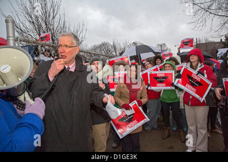 Detroit, Michigan - David Hecker, président de l'AFT au Michigan, parle comme les enseignants et les parents à l'Académie César Chavez manifestation en soutien d'une campagne de syndicalisation à l'école. Les enseignants veulent être représentés par l'Alliance de Michigan les enseignants et personnel de la Charte, qui est affiliée à la Fédération américaine des enseignants. L'Académie, qui porte le nom du fondateur de l'United Farm Workers Union, est une charte de l'école dirigée par Leona à but lucratif groupe. Banque D'Images