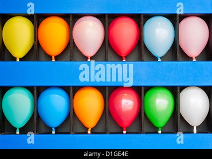 Un mur bleu cas de ballons colorés. Photo est d'une promenade d'arcade. Seulement le cas et les ballons sont affichées.. Banque D'Images