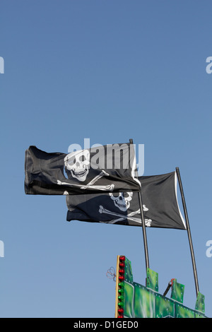 Deux drapeaux pirates sur fairground ride Banque D'Images