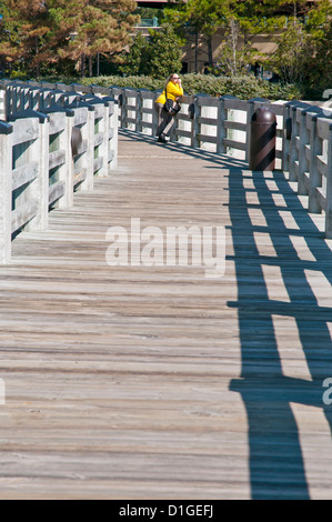 Tourist rest sur boardwalk, Biloxi, Mississippi , USA Banque D'Images