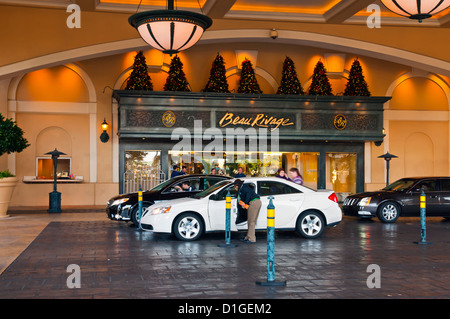 Service de voiturier accompagnateur parlant avec chauffeur, l'entrée de l'hôtel Beau Rivage , Biloxi, Mississippi, USA Banque D'Images