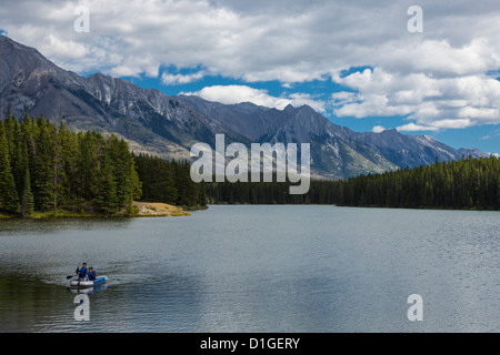 Personnes en canoë sur le lac Johnson près de ville de Banff dans le parc national de Banff dans les Rocheuses canadiennes en Alberta Canada Banque D'Images