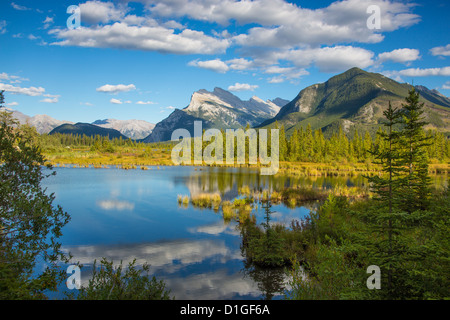 Le mont Rundle et du mont Sulphur reflétant à Vermillion Lakes dans le parc national de Banff en Alberta Canada Banque D'Images