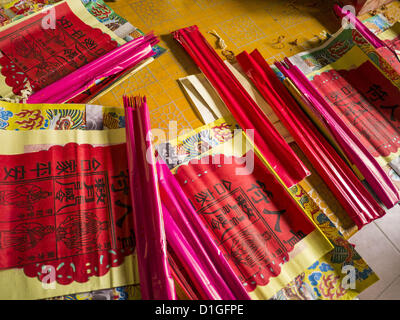 Le 20 décembre 2012 - Kuala Lumpur, Malaisie - Les offrandes qui sont brûlées dans des fours dans le temple Guan Di à Kuala Lumpur, Malaisie. Guan Di Temple (Temple du dieu de la guerre) a été construit en 1888 et est l'un des plus anciens temples chinois à Kuala Lumpur. (Crédit Image : © Jack Kurtz/ZUMAPRESS.com) Banque D'Images