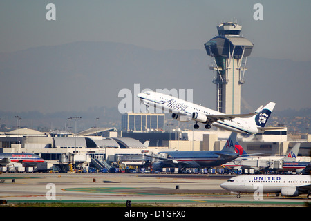 LOS ANGELES, CALIFORNIE, USA - 11 décembre 2012 - Alaska Airlines Boeing 737-990 décolle à l'aéroport de Los Angeles. Banque D'Images