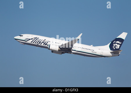 LOS ANGELES, CALIFORNIE, USA - 11 décembre 2012 - Alaska Airlines Boeing 737-990 décolle à l'aéroport de Los Angeles. Banque D'Images