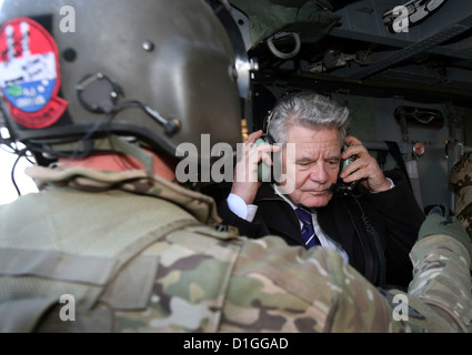 Le Président allemand Joachim Gauck est assis dans un hélicoptère américain dans la région de Mazar-i-Sharif, en Afghanistan, le 19 décembre 2012. Photo : WOLFGANG KUMM Banque D'Images