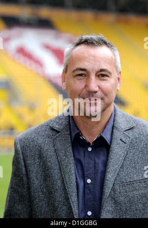 Nouvel entraîneur-chef de la 2e Bundesliga club de soccer Dynamo Dresde devision Peter Pacult est présenté lors d'une conférence de presse au stade-gluecksgas à Dresde, Allemagne, 19 décembre 2012. Pacult succède à l'entraîneur Ralf parution lâche. Photo : Thomas Eisenhuth Banque D'Images