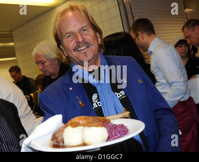 Singer Frank Zander sert oie rôtie au dîner de Noël traditionnel pour les sans-abri à l'hôtel Estrel à Berlin-Neukoelln, Allemagne, 19 décembre 2012. Ce dîner de Noël a été organisé pour 18 ans par Frank Zander, l'organisation de bienfaisance Diakonisches Werk et l'hôtel Estrel. Photo : BRITTA PEDERSEN Banque D'Images