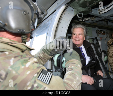 Le Président allemand Joachim Gauck est assis dans un hélicoptère américain dans la région de Mazar-i-Sharif, en Afghanistan, le 19 décembre 2012. Photo : WOLFGANG KUMM Banque D'Images