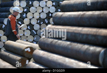 (Afp) - Une archive photo, datée du 22 mars 2012, montre un métallurgiste en passant devant les tiges d'acier vierge à la fiche de laminoir 'Vallurec & Mannesmann' à Duesseldorf, Allemagne. Les décideurs de l'acier en Allemagne peuvent staret l'année 2013 avec une lueur d'espoir, malgré le fait qu'une reprise générale de l'acier n'est peut-être pas très probable. Plus de capacité dans l'Europe est la cause de débats en cours. Photo : Federico Gambarini Banque D'Images