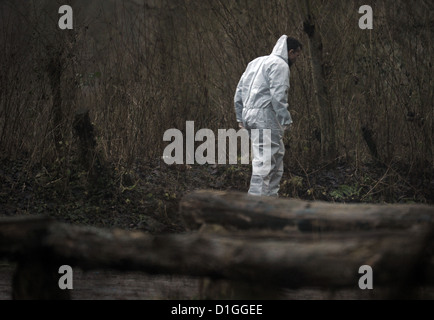 Un policier de la division homicide fait enquête sur la scène du crime d'un tournage en Angermund, Allemagne, 19 décembre 2012. L'arrière-plan de l'homicide qui a eu lieu le 19 décembre 2012 restent totalement opaque pour le moment. Un homme a été retrouvé avec des blessures par balle. La division Homicide 'Angermund' a ouvert une enquête. Photo : DANIEL NAUPOLD Banque D'Images