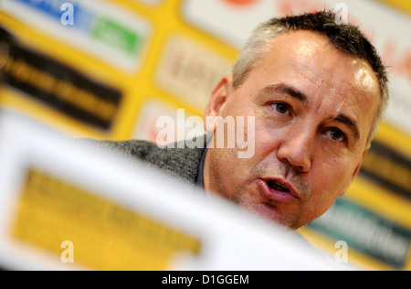 Nouvel entraîneur-chef de la 2e Bundesliga club de soccer Dynamo Dresde devision Peter Pacult est présenté lors d'une conférence de presse au stade-gluecksgas à Dresde, Allemagne, 19 décembre 2012. Pacult succède à l'entraîneur Ralf parution lâche. Photo : Thomas Eisenhuth Banque D'Images