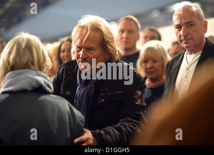 Singer Frank Zander (L) se félicite de ses invités pendant le dîner de Noël traditionnel pour les sans-abri à l'hôtel Estrel à Berlin-Neukoelln, Allemagne, 19 décembre 2012. Ce dîner de Noël a été organisé pour 18 ans par Frank Zander, l'organisation de bienfaisance Diakonisches Werk et l'hôtel Estrel. Photo : BRITTA PEDERSEN Banque D'Images