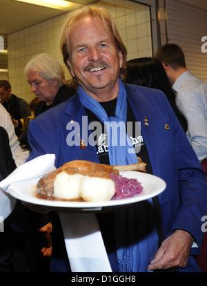 Singer Frank Zander sert oie rôtie au dîner de Noël traditionnel pour les sans-abri à l'hôtel Estrel à Berlin-Neukoelln, Allemagne, 19 décembre 2012. Ce dîner de Noël a été organisé pour 18 ans par Frank Zander, l'organisation de bienfaisance Diakonisches Werk et l'hôtel Estrel. Photo : BRITTA PEDERSEN Banque D'Images