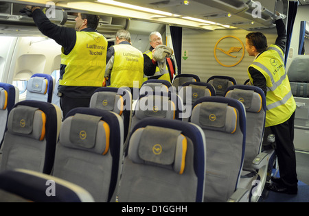 Asssistants chercher des soi-disant "pas d'objets' dans un Airbus A-340 à l'aéroport de Frankfurt am Main, Allemagne, 18 décembre 2012. Chaque pièce qui a été superflues ont été pesés et retiré de l'avion pour savoir combien de poids pourraient être sauvées. Photo : BORIS ROESSLER Banque D'Images