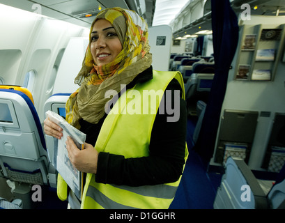 Asssistants chercher des soi-disant "pas d'objets' dans un Airbus A-340 à l'aéroport de Frankfurt am Main, Allemagne, 18 décembre 2012. Chaque pièce qui a été superflues ont été pesés et retiré de l'avion pour savoir combien de poids pourraient être sauvées. Photo : BORIS ROESSLER Banque D'Images