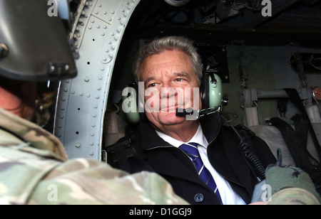 Le Président allemand Joachim Gauck est assis dans un hélicoptère américain dans la région de Mazar-i-Sharif, en Afghanistan, le 19 décembre 2012. Photo : WOLFGANG KUMM Banque D'Images