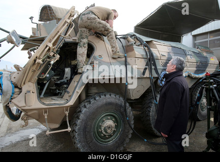 Le Président allemand Joachim Gauck a parle d'un soldat des Forces armées allemandes à Mazar-i-Sharif, en Afghanistan, le 19 décembre 2012. Photo : WOLFGANG KUMM Banque D'Images