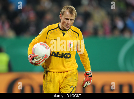 L'Augsbourg gardien Alex Manninger détient le ballon au cours de la DFB série de seize match entre FC Augsburg et FC Bayern Munich à SGL arena à Augsburg, Allemagne, 18 décembre 2012. Photo : Tobias Hase Banque D'Images