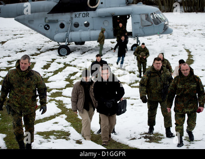 Verteidigungsminister Thomas de Maizière (CDU) steigt M/am 20.12.2012 in Zupce aus einem im Kosovo KFOR-Hubschrauber. De Maizière für einen Tag besucht Die deutschen Soldaten im Kosovo KFOR). Foto : Axel Schmidt/dpa (zu dpa 0488 vom 20.12.2012) Banque D'Images