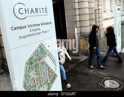 Les visiteurs à pied par l'entrée principale de l'hôpital de Rudolf Virchow à Berlin, Allemagne, le 20 décembre 2012. Le Président irakien Jalal Talabani a été portée à la Charité-sur-Loire le 20 décembre 2012 pour être traités en Allemagne après un grave accident vasculaire cérébral. Photo : BRITTA PEDERSEN Banque D'Images