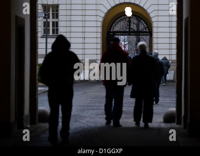 Les visiteurs à pied par l'entrée principale de l'hôpital de Rudolf Virchow à Berlin, Allemagne, le 20 décembre 2012. Le Président irakien Jalal Talabani a été portée à la Charité-sur-Loire le 20 décembre 2012 pour être traités en Allemagne après un grave accident vasculaire cérébral. Photo : BRITTA PEDERSEN Banque D'Images