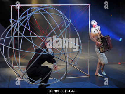 La compagnie de théâtre de danse russe répète sa dernière pièce OOO "le cinquième soleil" au Festspielhaus Hellerau à Dresde, Allemagne, 19 décembre 2012. La pièce d'Anton Adassinsky et l'acteur russe Pavel Semtchenko est sur la mythologie maya et de l'apocalypse le 21 décembre 2012. Photo : MATTHIAS HIEKEL Banque D'Images