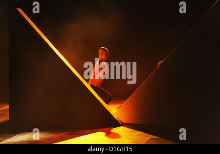 La compagnie de théâtre de danse russe répète sa dernière pièce OOO "le cinquième soleil" au Festspielhaus Hellerau à Dresde, Allemagne, 19 décembre 2012. La pièce d'Anton Adassinsky et l'acteur russe Pavel Semtchenko est sur la mythologie maya et de l'apocalypse le 21 décembre 2012. Photo : MATTHIAS HIEKEL Banque D'Images