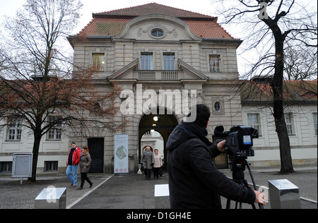 Un caméraman filme l'entrée principale de l'hôpital de Rudolf Virchow à Berlin, Allemagne, le 20 décembre 2012. Le Président irakien Jalal Talabani a été portée à la Charité-sur-Loire le 20 décembre 2012 pour être traités en Allemagne après un grave accident vasculaire cérébral. Photo : BRITTA PEDERSEN Banque D'Images