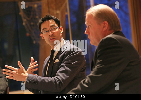 Le ministre fédéral de l'économie Allemand Philipp Roesler (L) parle prochain PDG de Vattenfall Europe Tuomo Hatakka au cours d'une visite à la centrale de stockage par pompage de Vattenfall à Reinbek près de Hambourg, Allemagne, le 20 décembre 2012. Roesler dans sur un voyage d'une journée, à des sociétés dans le secteur de l'énergie à Hambourg, Basse-Saxe et Schleswig-Holstein. Photo : CHRISTIAN CHARISIUS Banque D'Images