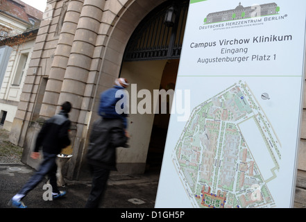 Les visiteurs à pied par l'entrée principale de l'hôpital de Rudolf Virchow à Berlin, Allemagne, le 20 décembre 2012. Le Président irakien Jalal Talabani a été portée à la Charité-sur-Loire le 20 décembre 2012 pour être traités en Allemagne après un grave accident vasculaire cérébral. Photo : BRITTA PEDERSEN Banque D'Images