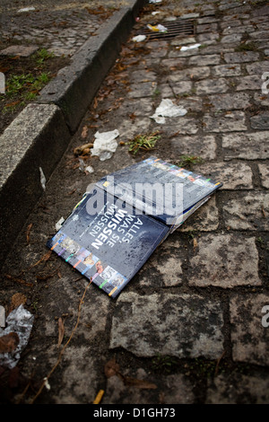 Un livre se trouve dans une rue à Berlin-Neukoelln, Allemagne, 19 décembre 2012. Photo : Inga Kjer Banque D'Images