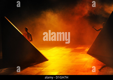 La compagnie de théâtre de danse russe répète sa dernière pièce OOO "le cinquième soleil" au Festspielhaus Hellerau à Dresde, Allemagne, 19 décembre 2012. La pièce d'Anton Adassinsky et l'acteur russe Pavel Semtchenko est sur la mythologie maya et de l'apocalypse le 21 décembre 2012. Photo : MATTHIAS HIEKEL Banque D'Images