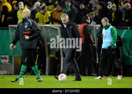 Mirko Slomka du Hanovre (M) vue au cours de la DFB ronde de 16 Correspondance entre Borussia Dortmund et Hanovre 96 au Signal Iduna Park de Dortmund, Dortmund, 19 décembre 2012. Photo : Bernd Thissen Banque D'Images