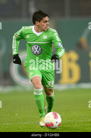 Wolfsburg's Fagner passe le ballon au cours de la DFB match de foot entre VfL Wolfsburg et Bayer Leverkusen au Volkswagen-Arena à Wolfsburg, Allemagne, 19 décembre 2012. Photo : Peter Steffen Banque D'Images