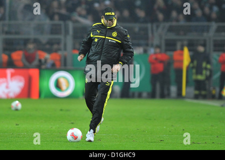 Juergen Klopp Dortmund's joue la balle avant de la DFB ronde de 16 Correspondance entre Borussia Dortmund et Hanovre 96 au Signal Iduna Park de Dortmund, Dortmund, 19 décembre 2012. Photo : Revierfoto Banque D'Images