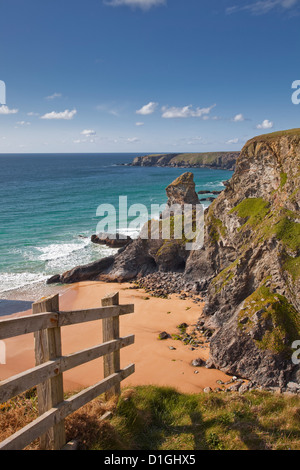 Regardant vers le bas à l'Bedruthan Steps sur la côte nord des Cornouailles, Cornwall, Angleterre, Royaume-Uni, Europe Banque D'Images