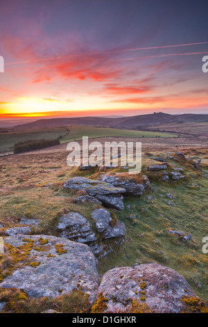 Un Chinkwell dawn sur Tor dans le Dartmoor National Park, Devon, Angleterre, Royaume-Uni, Europe Banque D'Images