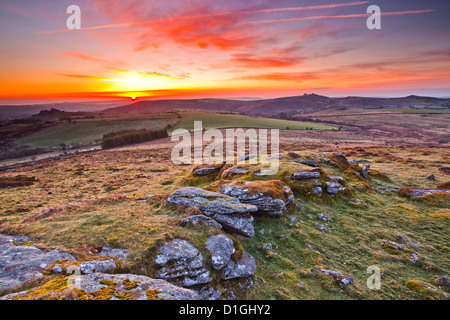 Un Chinkwell dawn sur Tor dans le Dartmoor National Park, Devon, Angleterre, Royaume-Uni, Europe Banque D'Images