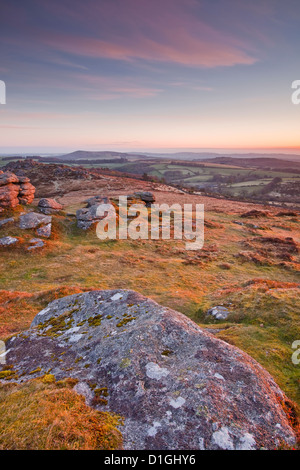 La vue de Chinkwell Tor dans le Dartmoor National Park, Devon, Angleterre, Royaume-Uni, Europe Banque D'Images