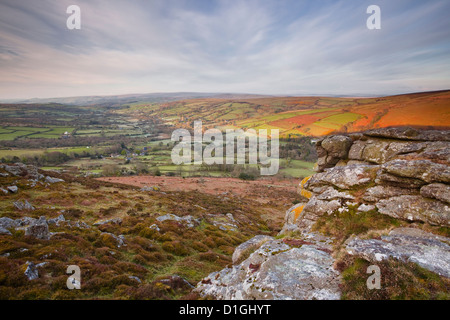 Regardant vers le bas à Widecombe-dans-le-Moor de Chinkwell Tor dans le Dartmoor National Park, Devon, Angleterre, Royaume-Uni, Europe Banque D'Images