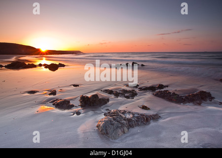 Kennack Sands sur l'aube sur la Péninsule du Lézard en Cornouailles, Angleterre, Royaume-Uni, Europe Banque D'Images