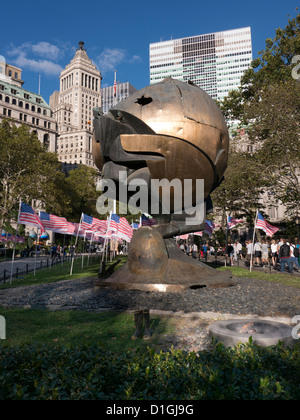 La Sphère dans Battery Park Lower Manhattan New York City United States. Un peu amochée sculpture par Fritz Koenig Banque D'Images