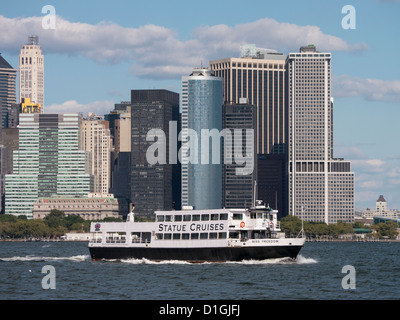 Embarcation de plaisance Tourisme Mlle Liberté de la Statue Cruises passe le lower Manhattan à New York Harbor Banque D'Images