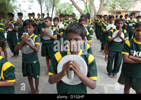 Vijayawada, Inde, garçon attendant l'alimentation scolaire dans SKCV Village des enfants, un centre pour enfants des rues Banque D'Images